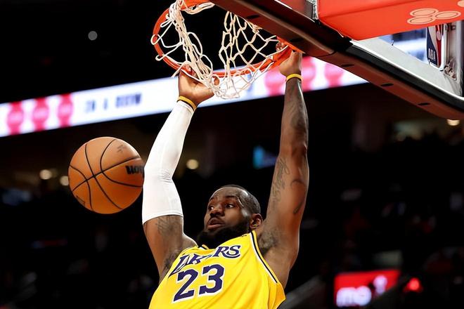 关于詹姆斯在TL比赛中战术调整,败北引发热议!的信息 关于詹姆斯在TL比赛中战术调整,败北引发热议!的信息