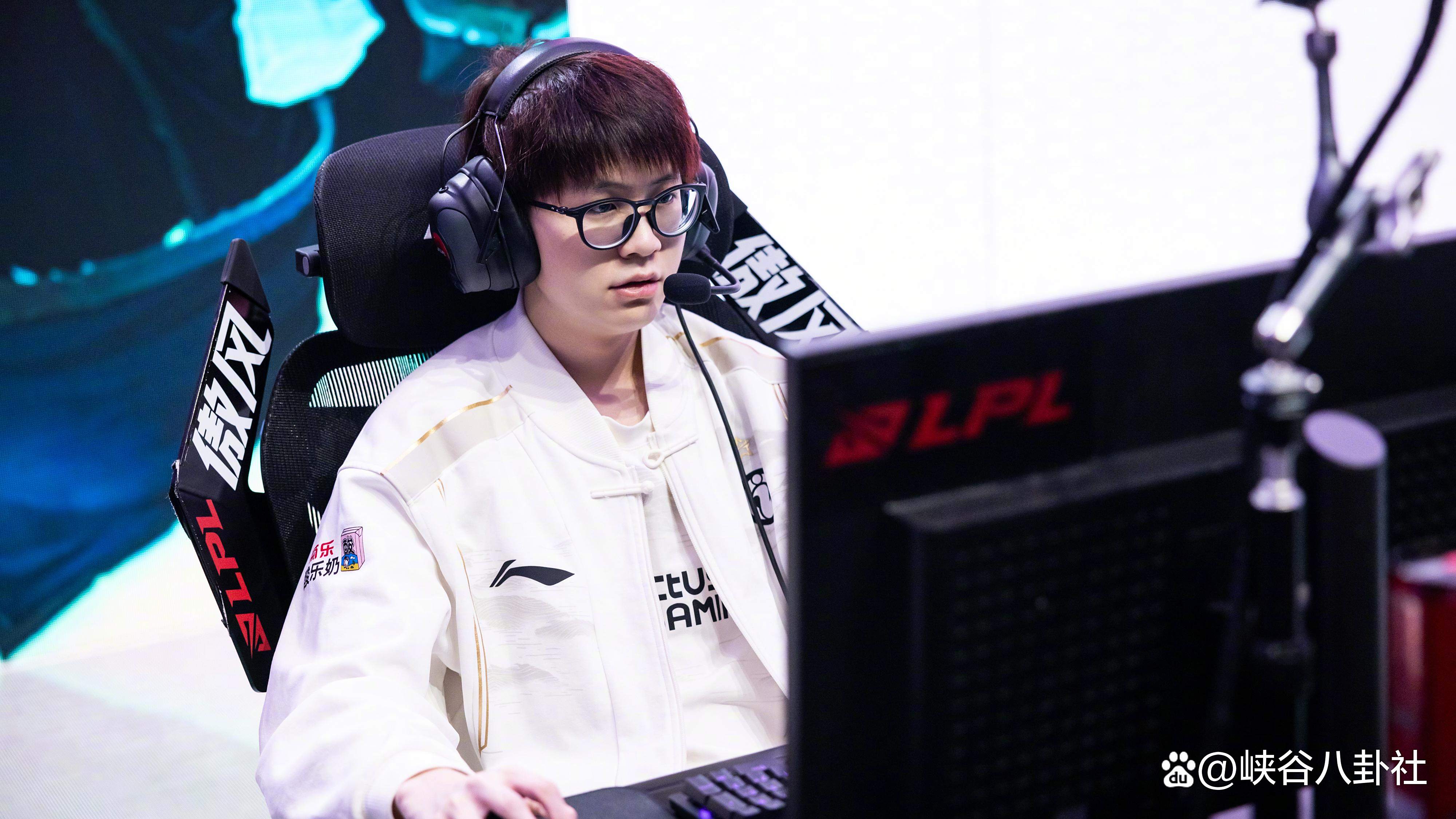 关于Rookie重返赛场，战术调整首场状态出色，TES观众沸腾！的信息