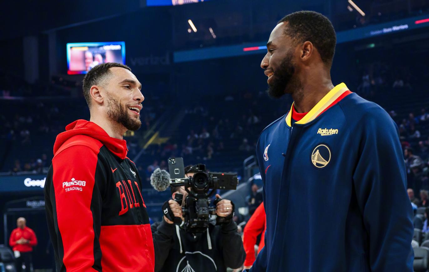 库里重返赛场,重要助攻首场状态出色,FPX观众沸腾! 库里重返赛场,重要助攻首场状态出色,FPX观众沸腾!