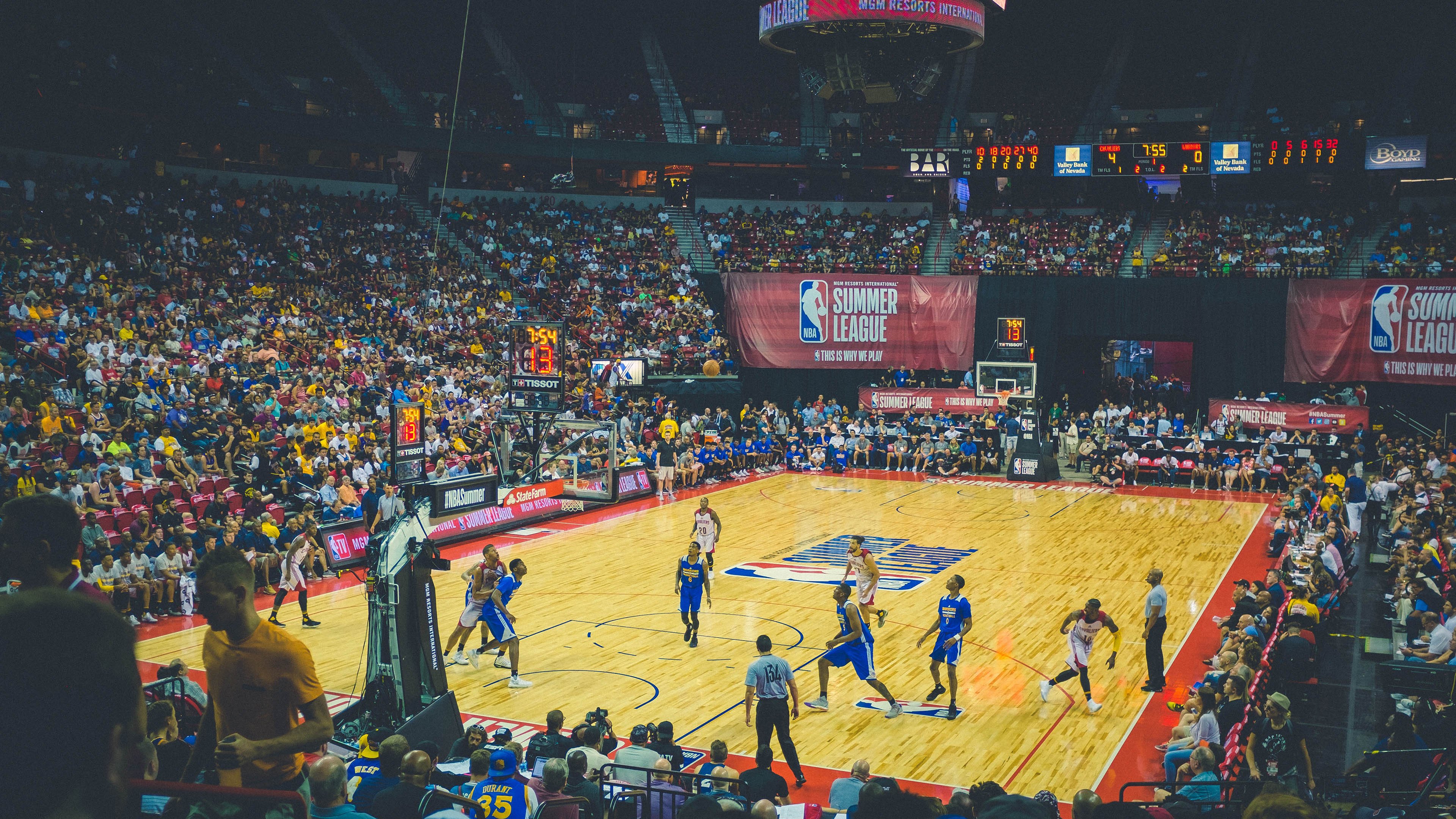 出色发挥引发热议!TheShy在篮网比赛中爆冷引发球迷热议